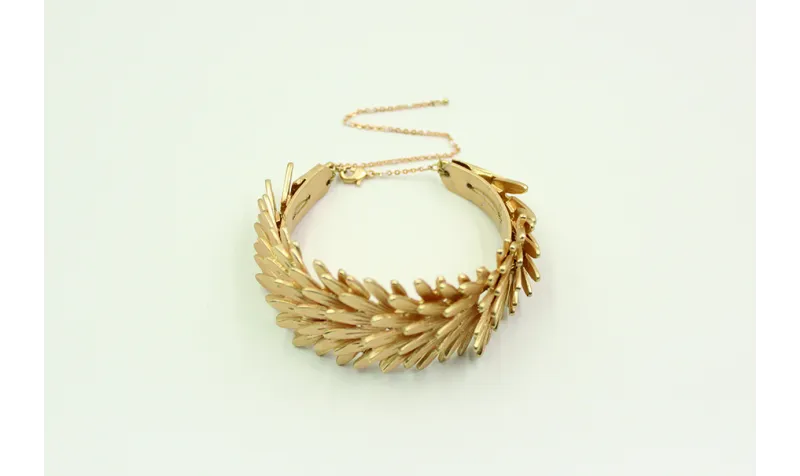 Pulsera rigida de escamas en oro mate y cadena oro