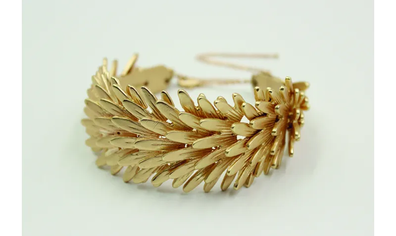 Pulsera rigida de escamas en oro mate y cadena oro