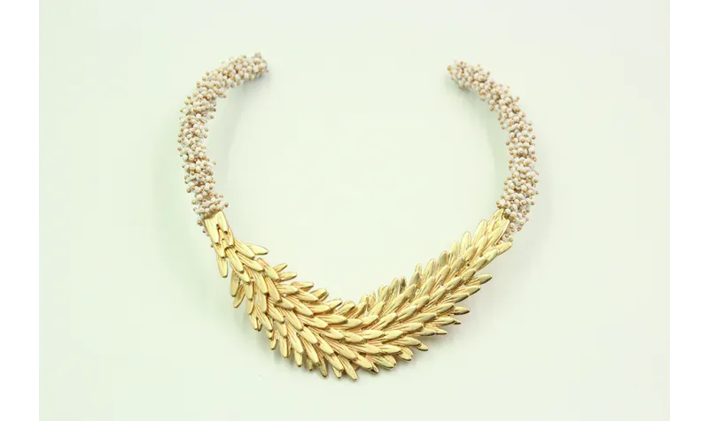 Collar rigido de escamas rematado con cadena de ab