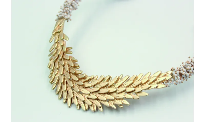 Collar rigido de escamas rematado con cadena de ab