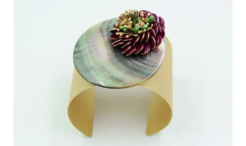 Pulsera rigida ancha con disco grande de nacar 50m