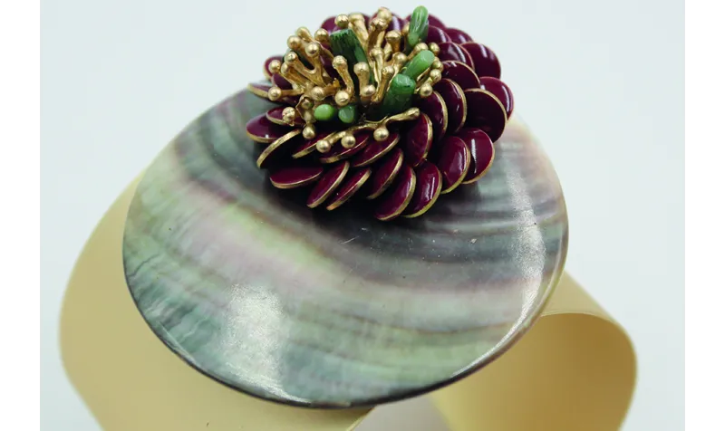 Pulsera rigida ancha con disco grande de nacar 50m