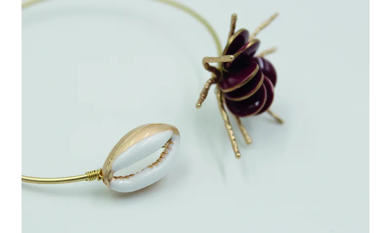 Pulsera rigida fina con esmaltes granates y concha