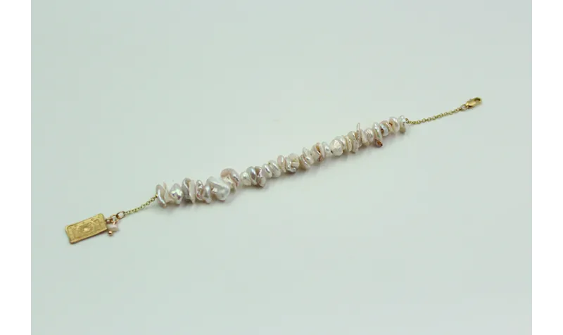 Pulsera perlas amorfas con colgante de chapa recta