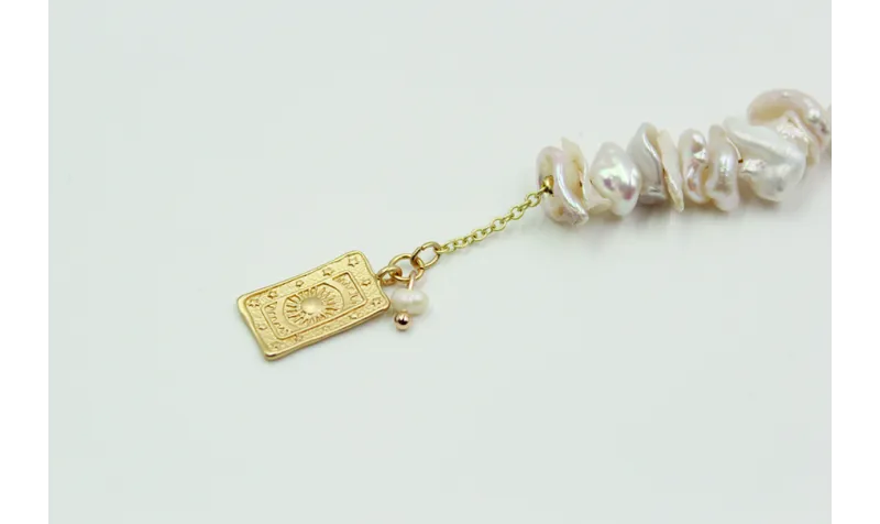 Pulsera perlas amorfas con colgante de chapa recta