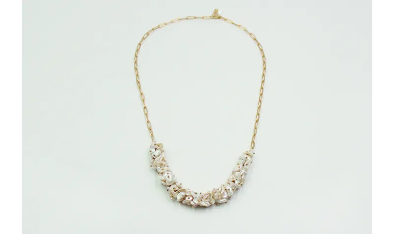 Collar delantera con perlas amorfas y cadenas de e