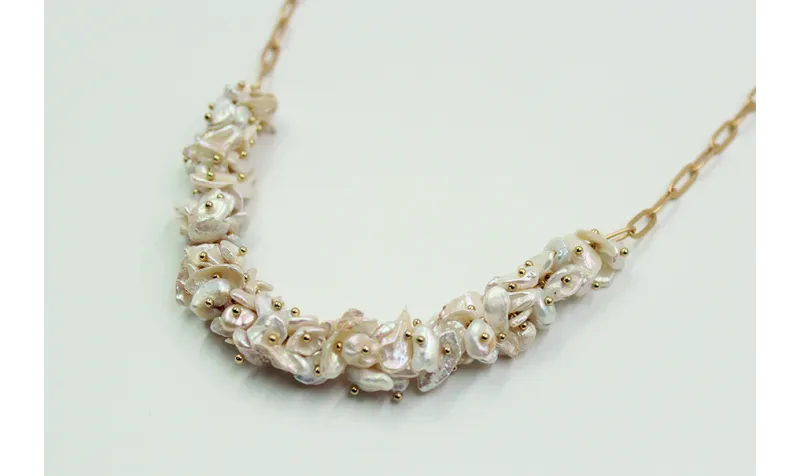 Collar delantera con perlas amorfas y cadenas de e