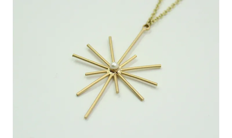 Collar con cadena eslabón pequeño oro mate y colga