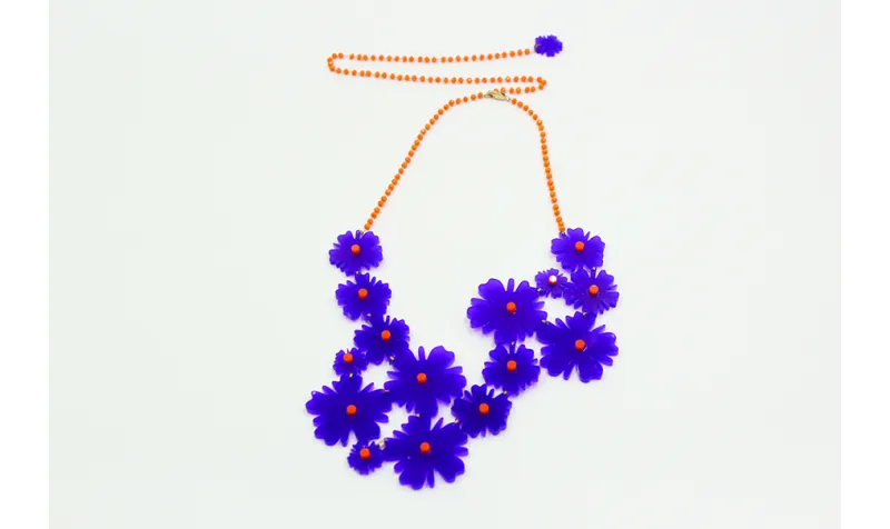 Collar con flores de metacrilato moradas y puntos 