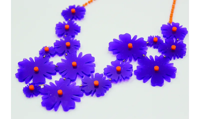Collar con flores de metacrilato moradas y puntos 