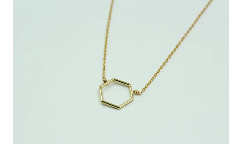 Solitario con hexágono en latón y cadena de eslabó