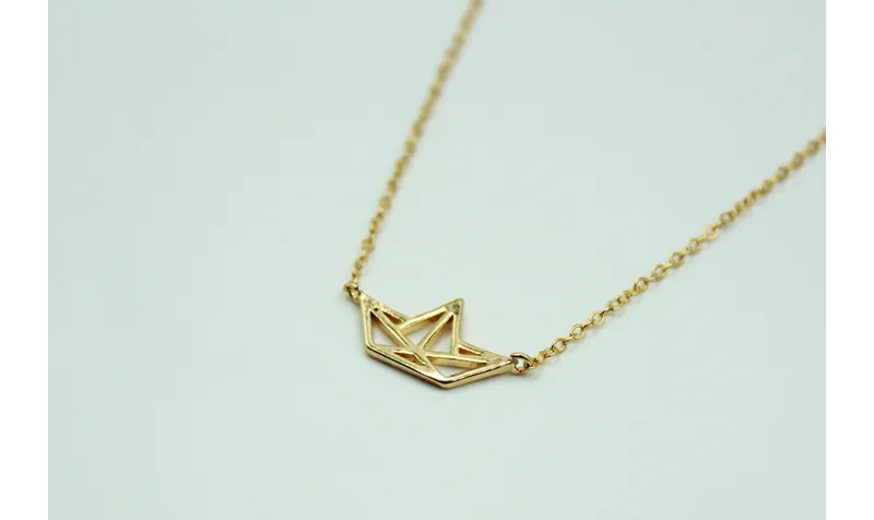 Solitario barco en latón y cadena de eslabón peque