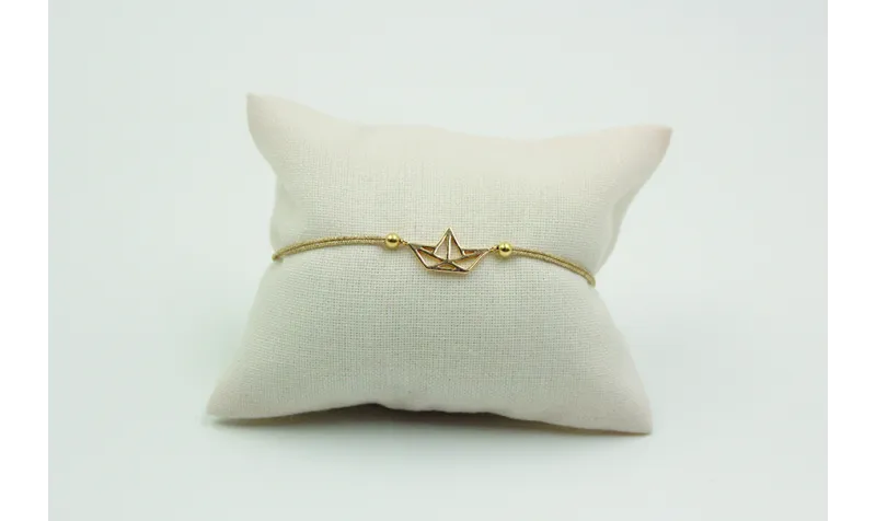 Pulsera de macrame en color oro palido y barco dor