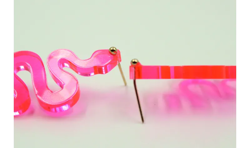 Pendiente serpiente metacrilato rosa fluor