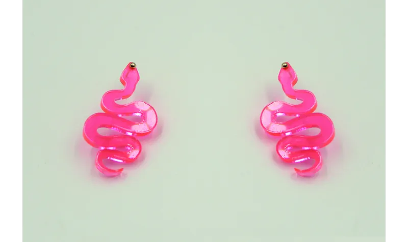 Pendiente serpiente metacrilato rosa fluor