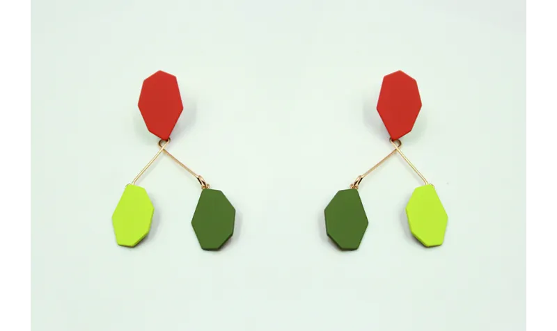 Pendientes con perno esmaltado coral mate y colgan