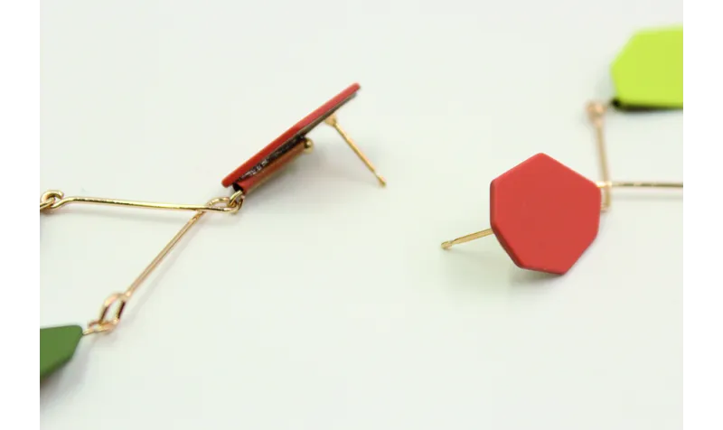 Pendientes con perno esmaltado coral mate y colgan