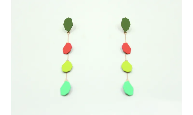 Pendientes largos con esmaltes mates pistacho, tur