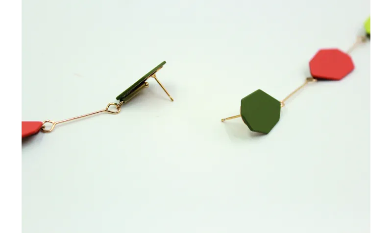 Pendientes largos con esmaltes mates pistacho, tur