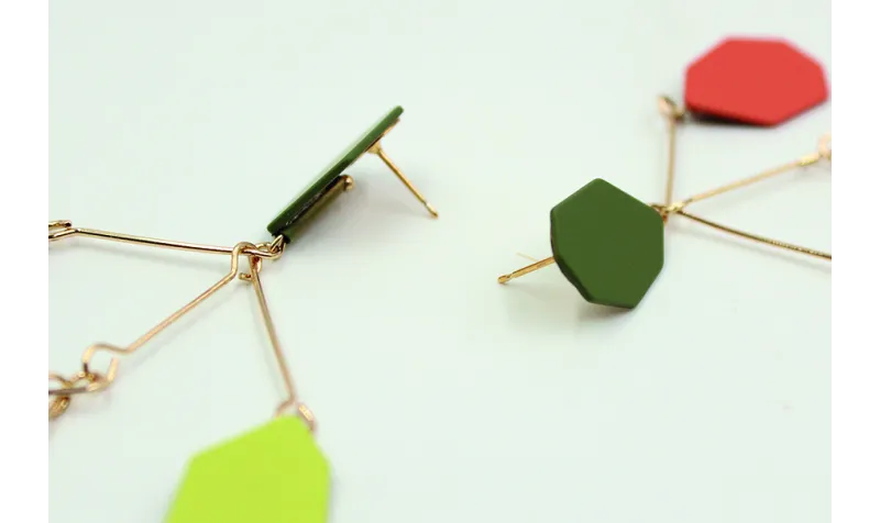 Pendientes en forma de arbol con esmaltes mates en