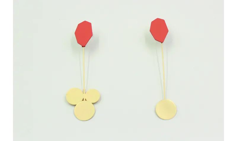 Pendientes con perno esmaltado en coral mate y pal