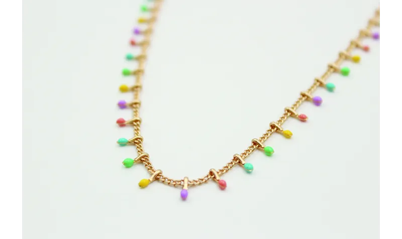 Collar sencillo de cadena con colgantes esmaltados