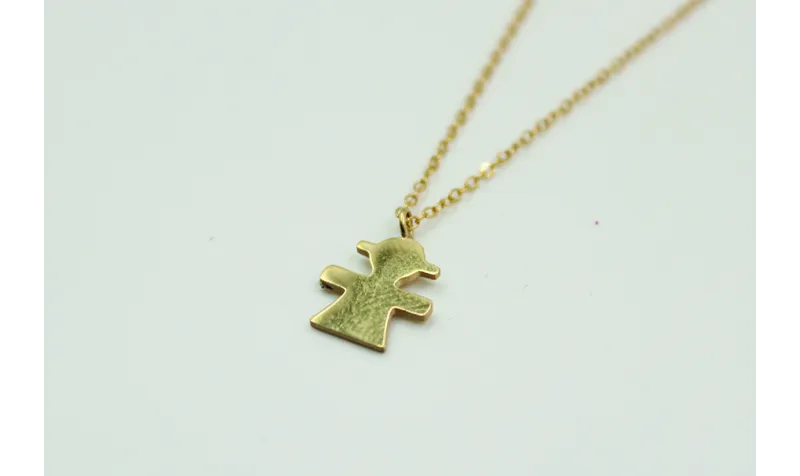 Solitario con cadena de eslabón pequeño dorado y c