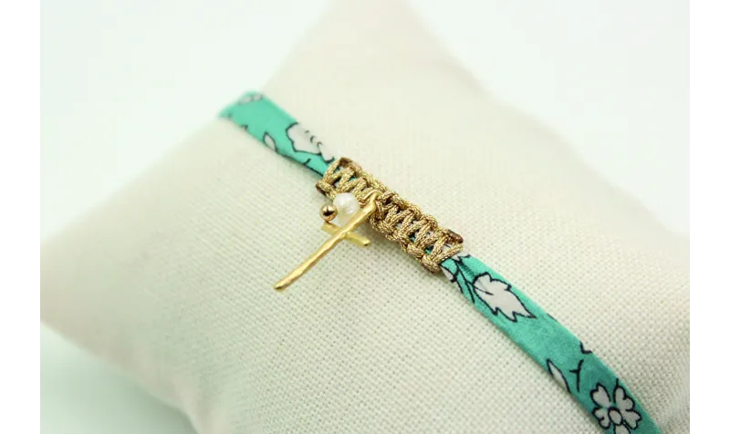 Pulsera lazo liberty azul con flores blancas, macr