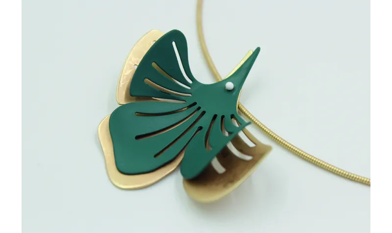 Collar rigido en oro mate con flores de tres pétal