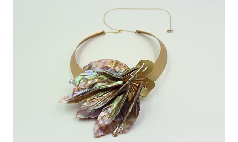 Collar rigido ancho con flores de nacar y flor tre