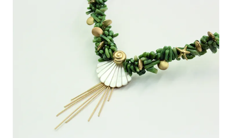 Collar rigido en forma de V con corales verdes, co