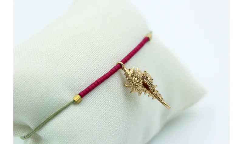 Pulsera de macrame verde piedra con miyuki granate