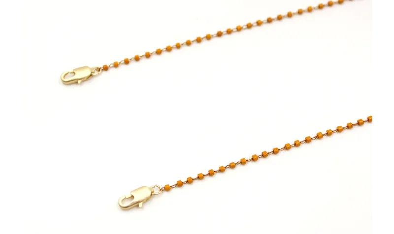 Cuelga mascarilla cadena con miyuki mostaza. Largo