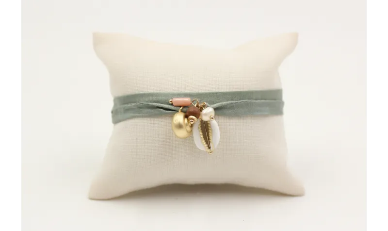 Pulsera seda verde con caracola oro mate gordita  