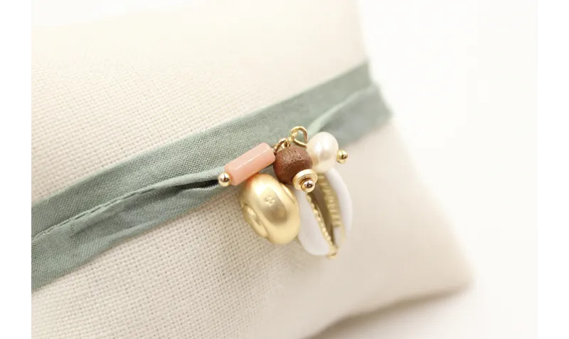 Pulsera seda verde con caracola oro mate gordita  