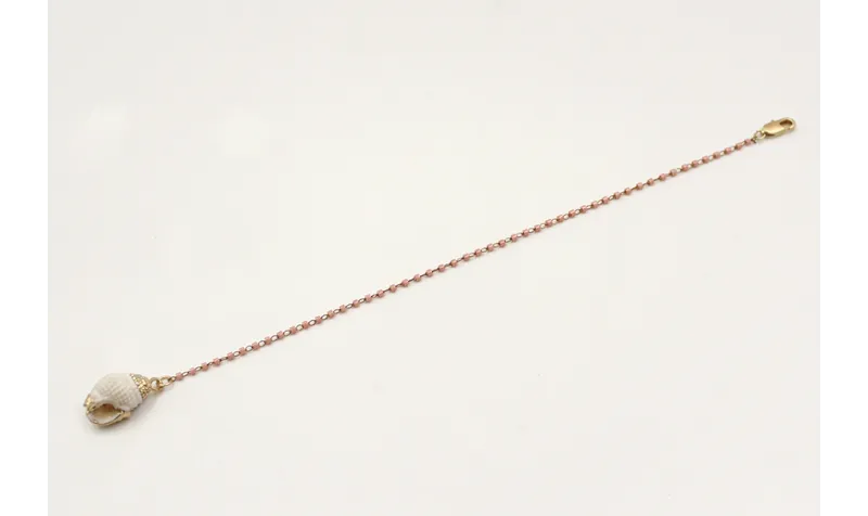 Pulsera cadena de miyuki rosa rematada con caracol
