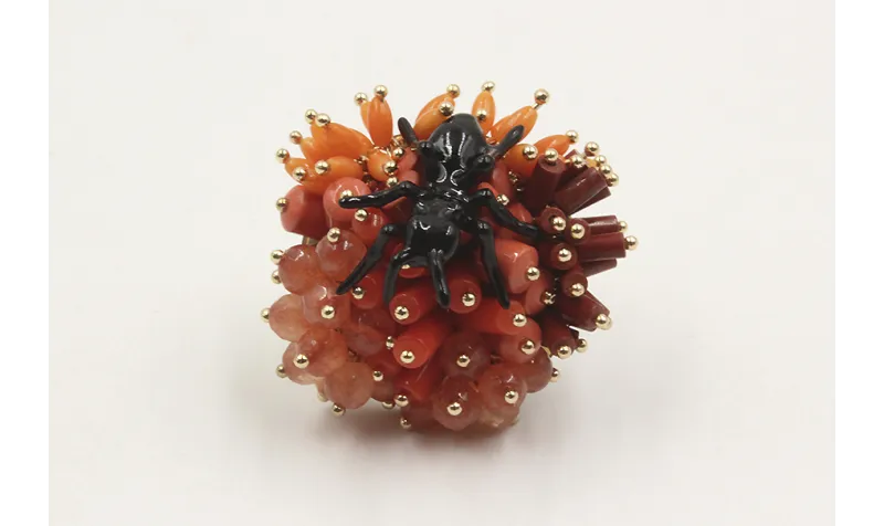 Anillo burruño de coralitos y hormiga negra.