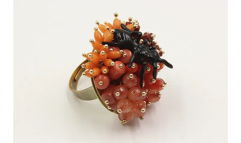 Anillo burruño de coralitos y hormiga negra.