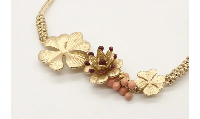 Pulsera nudo serpiente oro palido con trio de flor