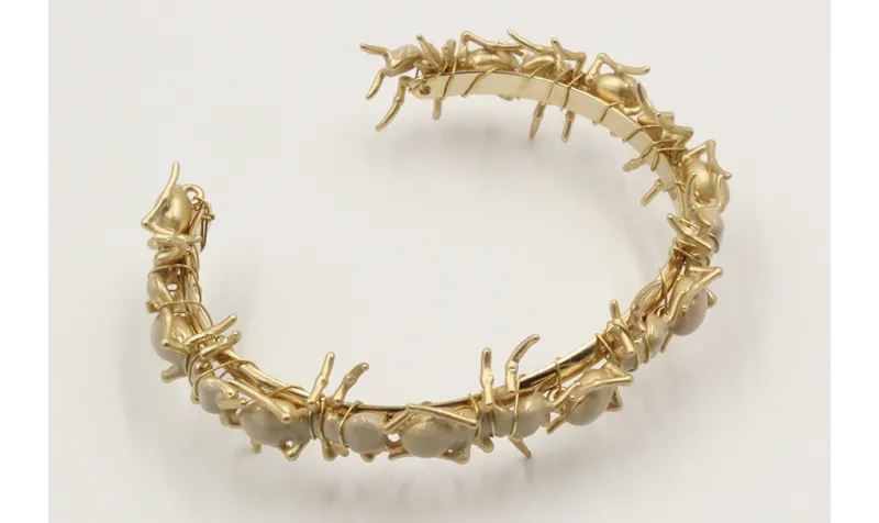 Pulsera rigida con hormigas esmaltadas grises.