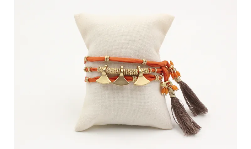 Pulsera de seda natural naranja con rueda estriada