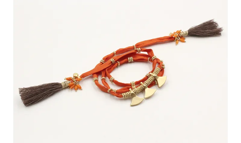 Pulsera de seda natural naranja con rueda estriada