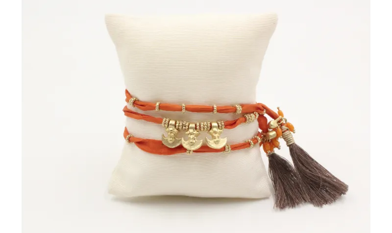 Pulsera de seda natural naranja con rueda estriada