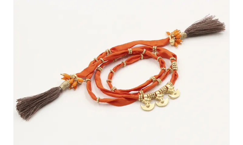 Pulsera de seda natural naranja con rueda estriada