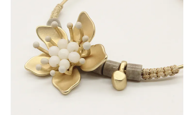 Pulsera rigida con piedras color topo y flor centr
