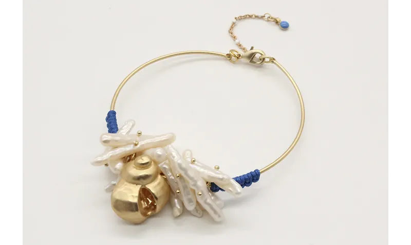 Pulsera rihgida con macreme azul, centro de liston