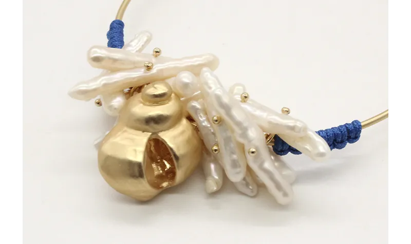 Pulsera rihgida con macreme azul, centro de liston