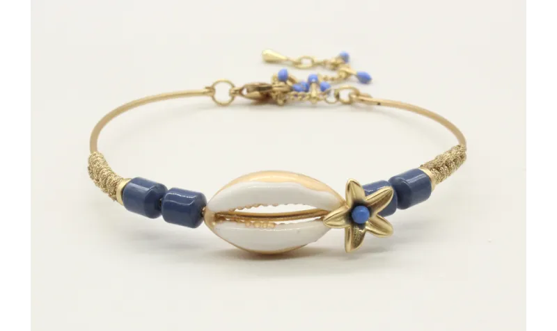 Pulsera rigida con macrame dorado palido, caracola