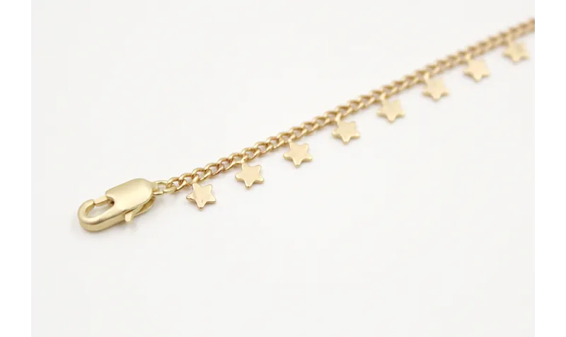 Cuelga mascarilla cadena de estrellas en oro mate.