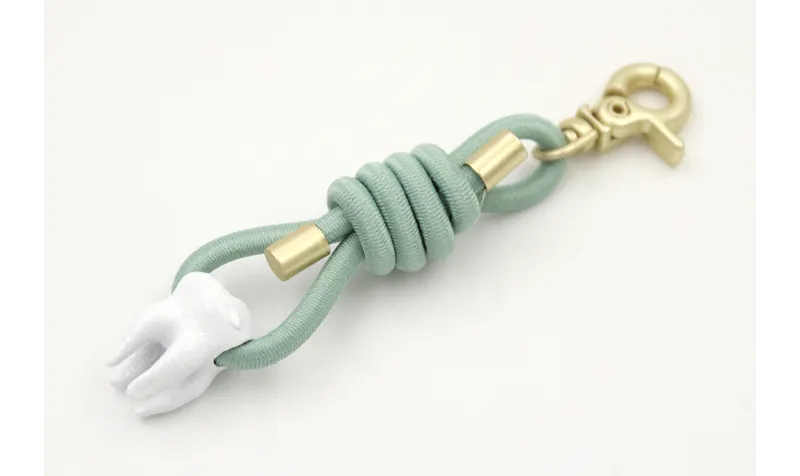 Llavero cordón goma verde menta con muela blanca y